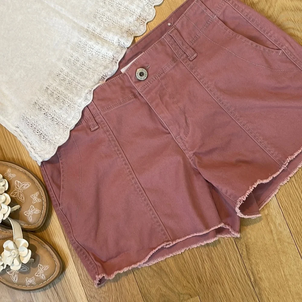 LIKE NEW MAURICES Pink Cut-off Shorts size 2 - Picture 2 of 11